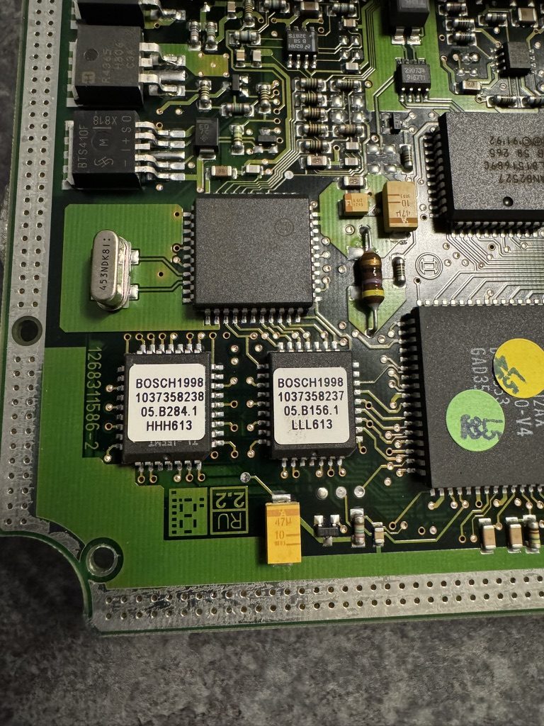Deux EPROM programmées installées dans les supports PLCC du calculateur Bosch EDC15