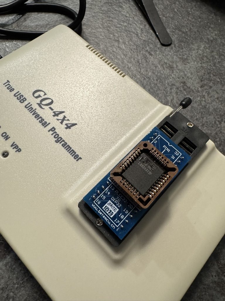 Nouvelle mémoire EPROM placée dans le programmateur avant son installation dans le calculateur