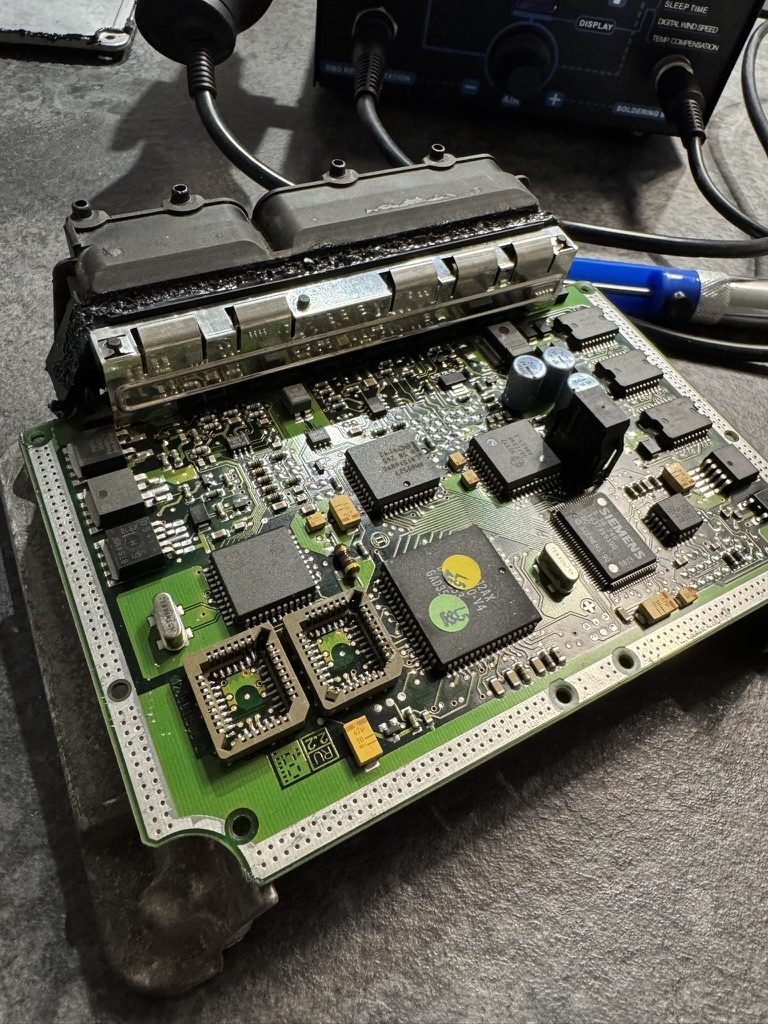 Deux supports PLCC implantés sur le circuit imprimé d’un calculateur Bosch EDC15 de Golf 4