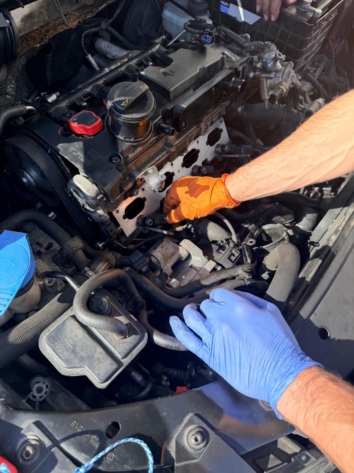 Intervention au niveau des injecteurs dans le compartiment moteur de la Golf 6 R